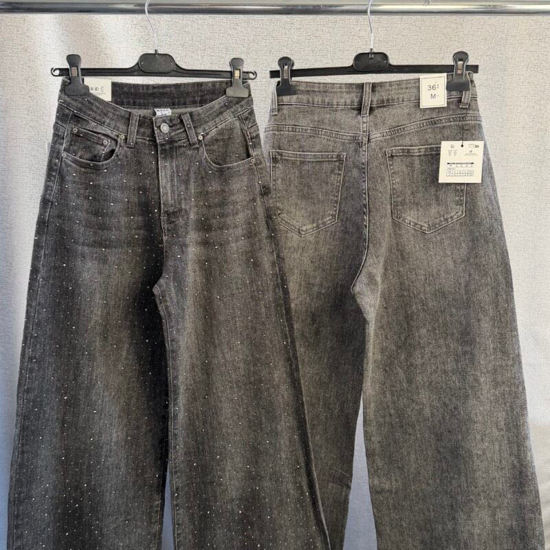 Стилни дамски дънки с камъчета - в сиво